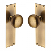 BALMORAL DOOR KNOB ON PLATE ANTIQUE BRASS