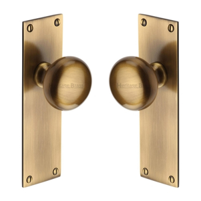 BALMORAL DOOR KNOB ON PLATE ANTIQUE BRASS